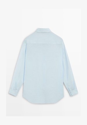 Chemise bleu clair à manches longues, vue de dos, avec un col classique et des poignets boutonnés.