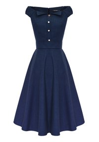Granatowa sukienka bez ramiączek, wykonana z dżinsu, z dopasowaną górą, detalem kokardy, zapięciem na guziki oraz rozszerzaną spódnicą z fałdami.