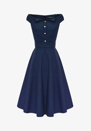 Granatowa sukienka bez ramiączek, wykonana z dżinsu, z dopasowaną górą, detalem kokardy, zapięciem na guziki oraz rozszerzaną spódnicą z fałdami.