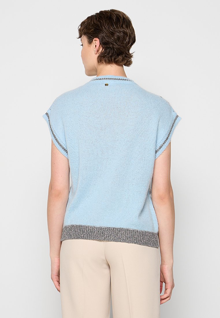 Maglione corto a maniche corte di colore azzurro chiaro con scollo rotondo, dotato di un orlo grigio texturizzato e di un piccolo logo sulla schiena.