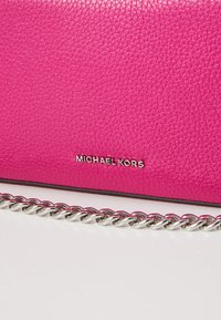 MICHAEL Michael Kors BRYANT XBODY POUCHETTE - Käekott - wild berry