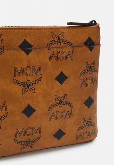 MCM AREN VISETOS FLAT POUCH MED - Τσάντα χιαστί - cognac