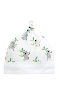 Cappellino per bambini in cotone bianco, con un motivo di koala grigi e foglie verdi. Dettaglio con nodo in cima e una visiera morbida e testurizzata.