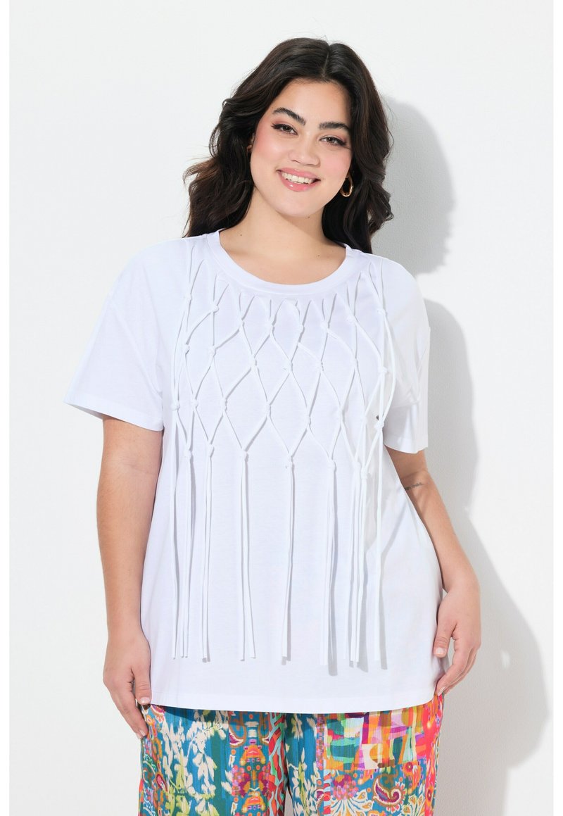 Hvid t-shirt med struktureret, knyttet detalje foran, korte ærmer og en afslappet pasform. Sammen med multifarvede bukser med blomsterprint.