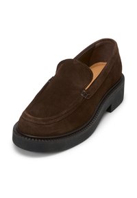Bruine suede instapper met een ronde neus, gestikte details en een dikke zwarte rubberen zool. Slip-on ontwerp met een glad interieur.