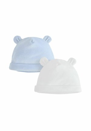 Zwei weiche Babyhüte mit kleinen Bärenohren, einer hellblau und einer weiß, auf weißem Hintergrund.