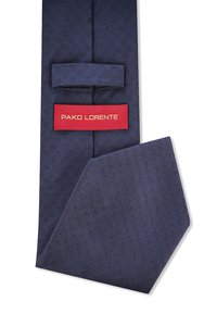 Granatowy krawat z teksturowanym geometrycznym wzorem, z czerwonym metkiem z napisem "PAKO LORENTE" w złotym kolorze. Końcówka ma ostry, nowoczesny kształt.