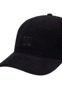 Zwarte corduroy baseballcap met een gebogen rand, voorzien van een reliëflogo aan de voorkant en verticale ribbeltextuur over de hele lengte.