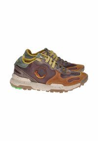 Sneaker multicolori con pannelli in pelle marrone, suede e grigio testurizzato. Presentano lacci gialli, una suola maculata e dettagli verdi.