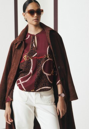 Next, PETITE FIT - LONG SLEEVE V-NECK OVERHEAD BLOUSE - Bluse - burgundy scarf print