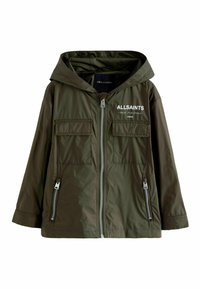 Zelená kapucňová bunda vyrobená z ľahkého materiálu. Má dve predné vrecká a strieborné kovanie s logom 'ALLSAINTS' na hrudi.