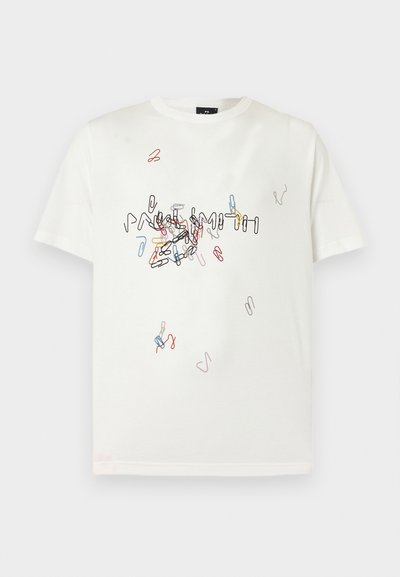 Λευκό κοντομάνικο μπλουζάκι με πολύχρωμα σχέδια με συνδετήρες που σχηματίζουν τη λέξη "PREMIUM" στο κέντρο μπροστά.