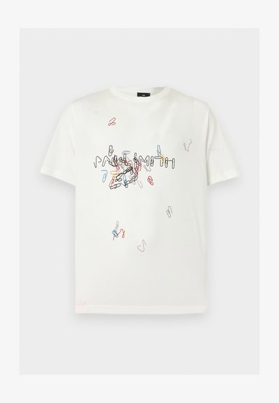 Λευκό κοντομάνικο μπλουζάκι με πολύχρωμα σχέδια με συνδετήρες που σχηματίζουν τη λέξη "PREMIUM" στο κέντρο μπροστά.