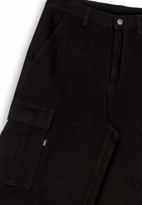 Pantalones cargo negros de tela resistente, con bolsillos laterales, trabillas para el cinturón y cierre de botón en la parte delantera. Textura suave y corte ajustado.