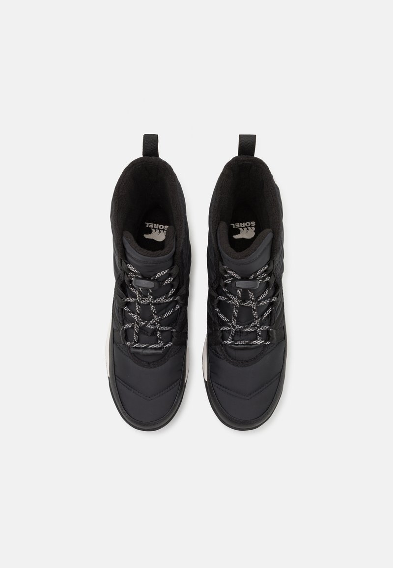 Schwarze Mid-Top-Sneaker mit gestepptem Design, ausgestattet mit schwarz-weißen gemusterten Schnürsenkeln, einem gepolsterten Schaft und einem Logo auf der Innensohle.