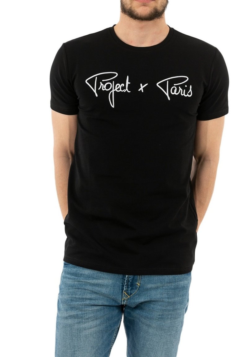 Camiseta de algodón negra con texto en blanco que dice "Project x Paris" en el pecho, de manga corta y diseño ajustado.