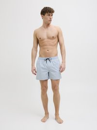 Lichtblauwe zwembroek met een elastische tailleband en een verstelbaar zwart koord. Heeft een zachte, lichte stof en zijzakken.