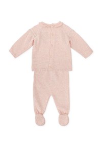 Ensemble tricoté pour bébé en rose doux, comprenant un cardigan à boutons avec un col à volants et un pantalon à pieds assorti. Matériau texturé et confortable.