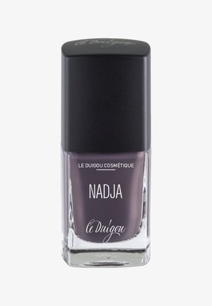 Dunkle Mauve-Nagellackflasche mit schwarzem Deckel, beschriftet mit "Le Duigou Cosmétique Nadja" und "le Duigou" auf einem klaren Glasbehälter.