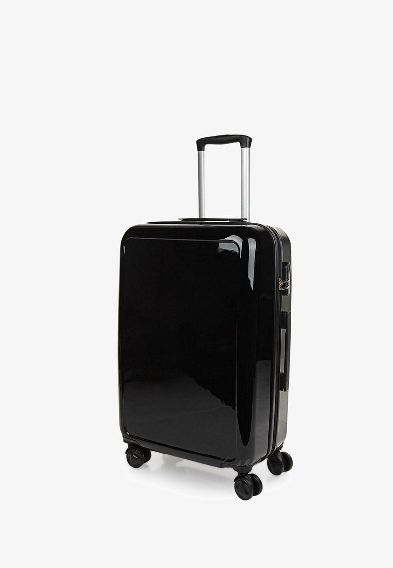 Maleta rígida negra con acabado brillante, dos ruedas plateadas, un asa retráctil y un asa de transporte lateral. Diseño rectangular compacto.
