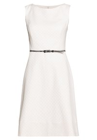 Vestido blanco sin mangas con un ajuste estructurado, que presenta un sutil patrón texturizado y un cinturón negro delgado en la cintura.