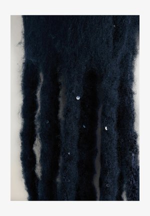 Tume merevaheline kangas, millel on karvane tekstuur, pikkade kiudude ja hajusalt asetatud läikivate litritega, mis suurendavad selle visuaalset detaili.