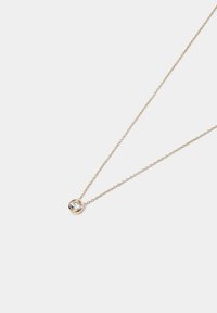 Collana d'oro con una catena fine e un pendente tondo e trasparente, che mette in mostra un centro di zirconia cubica scintillante.