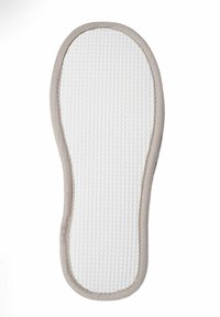 Skoinsoles med en vit texturerad yta och en grå tygkant. Formen är formad för att ge komfort och stöd.