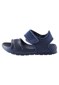 Sandal blu scuro con suola in gomma, dotata di una ampia fascia per il piede e di una cinghia alla caviglia regolabile con chiusura a strappo per una vestibilità sicura.
