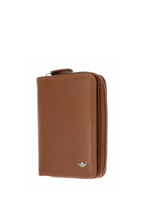 Portefeuille en cuir marron avec fermeture éclair, bords cousus et petit emblème argenté sur le coin avant, présenté fermé sur fond blanc.