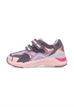 Zapatilla deportiva con upper de nailon y sintético en morado oscuro, lavanda y rosa. Presenta dos correas de velcro y suela de goma texturizada.