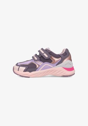 Zapatilla deportiva con upper de nailon y sintético en morado oscuro, lavanda y rosa. Presenta dos correas de velcro y suela de goma texturizada.