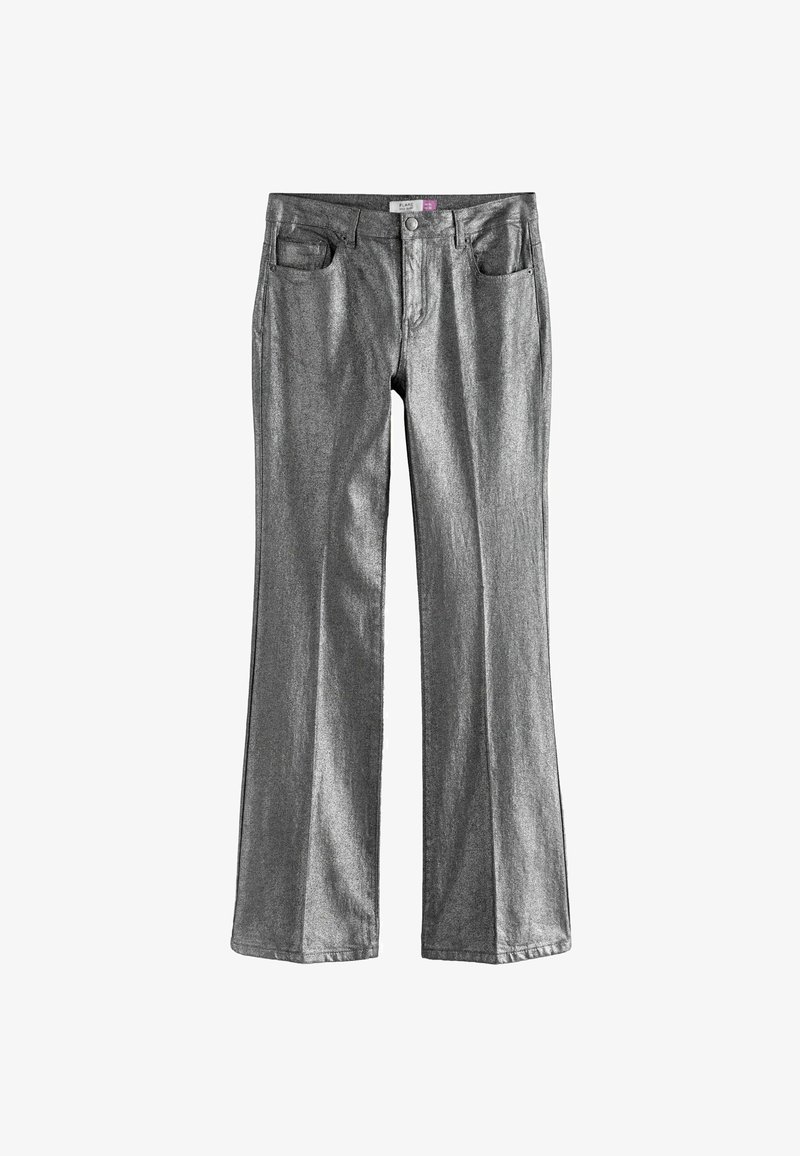 Jeans acampanados de plata metálica con una textura suave, que cuentan con dos bolsillos frontales, un cierre de un solo botón y una cinturilla de altura media.
