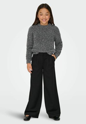 Pull en maille gris avec un col rond, associé à un pantalon large noir taille haute. La tenue présente une coupe décontractée et des poches.