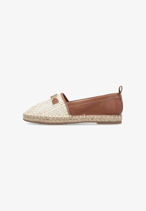 Flache Espadrille zum Hineinschlüpfen mit geflochtenem beigem Vorderteil, braunem Leder hinten, dekorativer goldener Schnalle und geflochtenem Jutesteg.