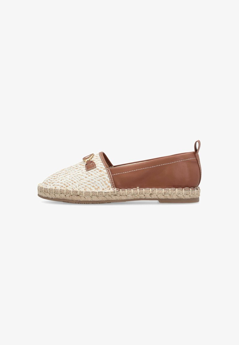 Espadrille plate à enfiler avec devant tissé beige, dos en cuir marron, boucle décorative dorée et semelle en jute tressé.