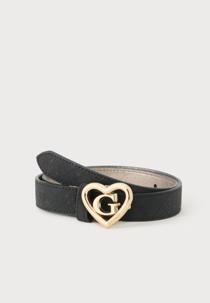 Ceinture en cuir noir avec motif embossé et boucle dorée en forme de cœur avec la lettre "G" et le nom de la marque "Guess."