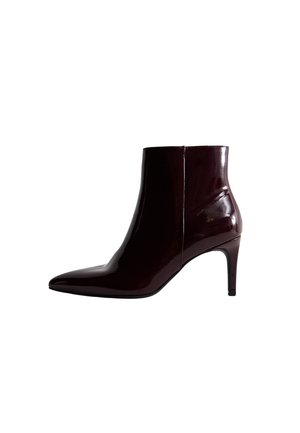 Stivale alla caviglia in pelle verniciata bordeaux con punta affusolata, silhouette elegante, tacco a spillo di 8 cm e design minimalista. Finitura lucida.