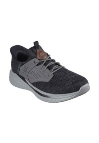 Sportieve schoen met een zwarte gebreide bovenkant, grijze synthetische accenten, geperforeerde details en een gestructureerde rubberen zool. Bevat grijze veters en een bruine logo patch.