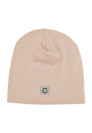 Lyserød strikket hue med en blød tekstur, rund top og et firkantet logopatch med brandnavnet foran.