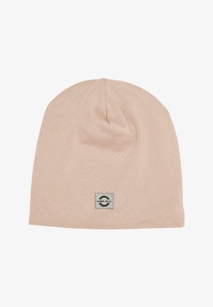 Lyserød strikket hue med en blød tekstur, rund top og et firkantet logopatch med brandnavnet foran.