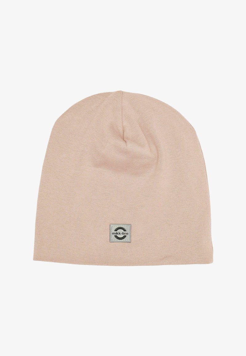 Bonnet tricoté rose clair avec une texture douce, un dessus arrondi et un patch logo carré portant le nom de la marque à l'avant.