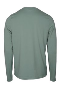 Långärmad skjorta i mjukt grön tyg. Enkel design med rundad halsringning, platta sömmar och en slät yta. Inga mönster eller detaljer.