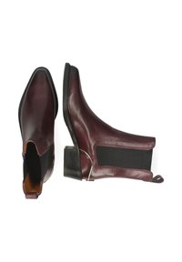 Bottines en cuir bordeaux avec un bout pointu, des panneaux latéraux en élasthanne et un talon en bois noir. Texture lisse avec des accents matériel minimalistes.