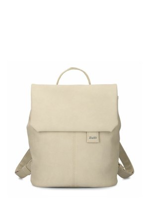 Zaino in pelle beige con chiusura a patta, manico superiore per il trasporto, spallacci regolabili e piccola etichetta del marchio "ZWEI" sul davanti.