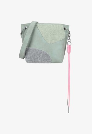 Borsetta verde menta con dettagli in tessuto testurizzato di verde chiaro e grigio. Presenta un pon-pon rosa e accessori in argento. Include una tracolla regolabile.