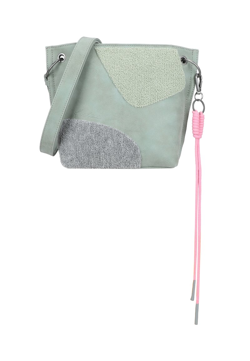 Borsetta verde menta con dettagli in tessuto testurizzato di verde chiaro e grigio. Presenta un pon-pon rosa e accessori in argento. Include una tracolla regolabile.