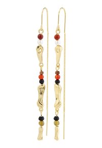 Orecchini a pendente con finitura dorata, caratterizzati da forme testurizzate e scultoree, alternate da perline rosse, bianche e nere. Include dettagli in catena.