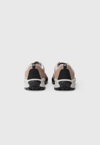 Wildleder-Sneaker in Hellbraun mit schwarzen Akzenten. Texturiertes Obermaterial und strapazierfähige Gummisohle mit strukturierter Laufsohle. Hinterer Ziehschlaufe für einfaches Anziehen.