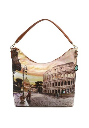 Borsa hobo con stampa di un paesaggio di Roma, che presenta il Colosseo. Manico in pelle marrone, chiusura con zip e charm decorativo con accento del logo.